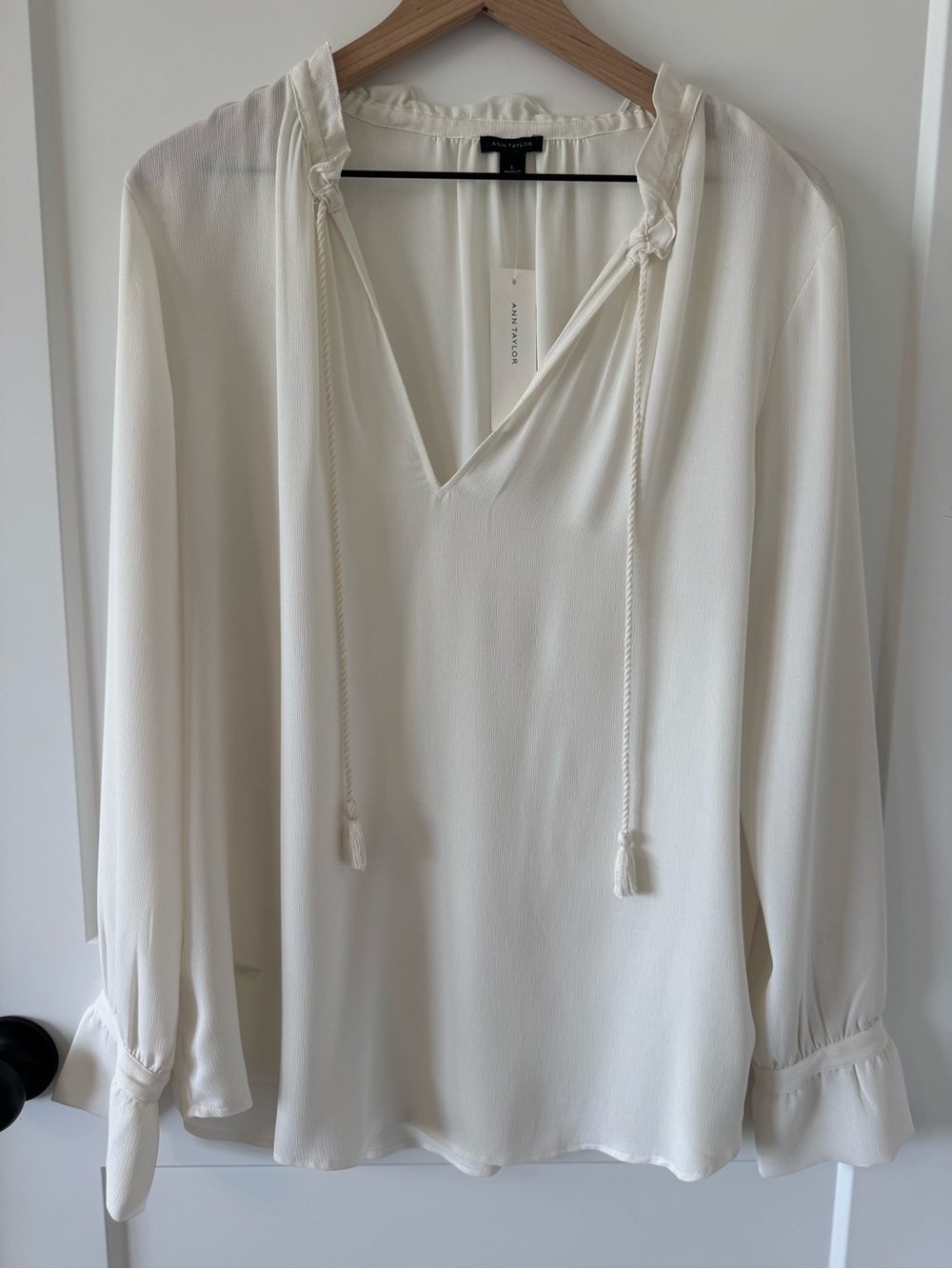 Ann Taylor Ivory V-Neck Sleeveless Blouse Size Large NWT